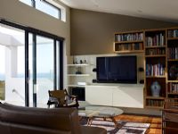 Télévision et bibliothèques dans le salon moderne