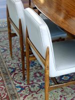 Détail de chaises de salle à manger sur tapis à motifs