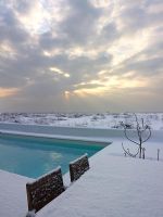 Salon de jardin et piscine dans la neige