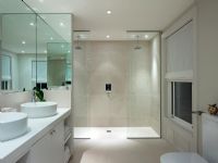 Salle de bain moderne avec douche double