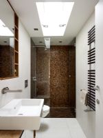 Salle de bain moderne avec mur caractéristique dans la douche