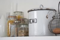 Boîte à pain vintage et pots de stockage sur étagère