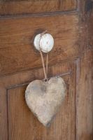 Pendentif en forme de coeur suspendu à un bouton de porte