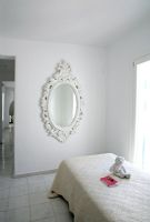 Chambre simple blanche moderne