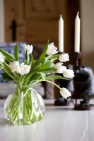 Vase de tulipes blanches