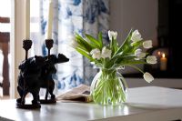 Vase de tulipes blanches et chandeliers ours