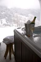 Seau à glace avec champagne sur le bord du bain à remous