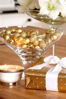Boules d'or en verre sur la table de Noël