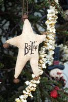 Détail de la décoration d'arbre de Noël étoiles