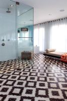 Salle de bain contemporaine avec sol à motifs