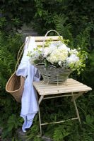 Panier de fleurs sur chaise vintage