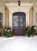 Extérieur de la porte d'entrée classique dans la neige