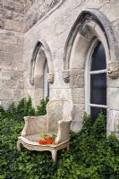 Chaise classique à l'extérieur de la fenêtre de l'église
