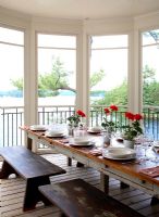 Salle à manger champêtre avec vue sur l'eau