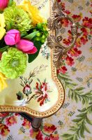 Tapis floral à motifs et table classique