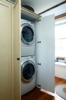 Machine à laver et sèche-linge dans une armoire