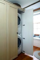Machine à laver et sèche-linge dans une armoire