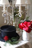 détail de vase de fleurs et chapeau haut de forme décoré