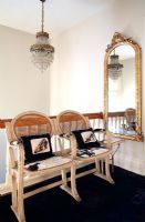 Chaises et miroir dans le couloir classique