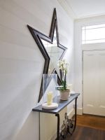 Miroir en forme d'étoile moderne dans le couloir classique