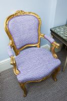 Chaise classique violette et dorée