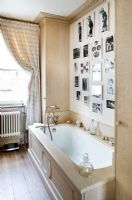 Salle de bain classique avec mur de photos