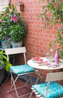 Table et chaises de style café sur terrasse