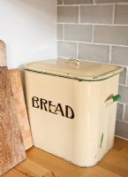 Corbeille à pain vintage sur le plan de travail de la cuisine