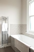 Salle de bain moderne avec radiateur sèche-serviettes