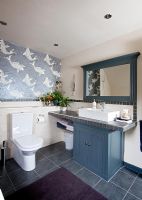 Salle de bain moderne avec papier peint poisson