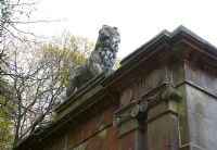 Statue de lion sur l'extérieur de la maison classique