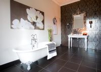 Salle de bain moderne avec mur carrelé à motifs