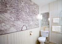 Carte du mur dans la salle de bain moderne