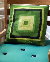 Coussin à motifs verts sur chaise bleue