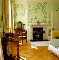Salon classique avec papier peint décoratif