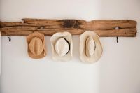 Chapeaux suspendus sur une étagère en bois flotté