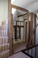 Couloir de style champêtre avec escalier en colimaçon