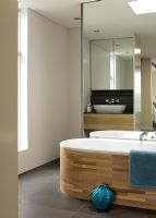 Salle de bain de luxe avec baignoire en bois