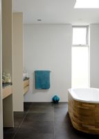 Salle de bain de luxe avec baignoire en bois