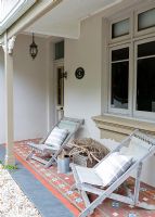 Maison de style rustique avec chaises longues sur véranda