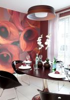 Salle à manger moderne en noir, rouge et blanc avec mur caractéristique