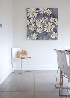 Chaise blanche et peinture florale dans le coin de la salle à manger