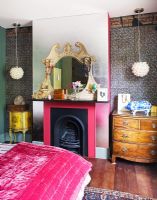 Chambre moderne avec cheminée et miroir doré orné