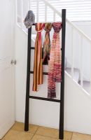 Écharpes Missoni affichées sur une échelle dans le couloir
