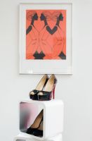 Chaussures sur des étagères sous l'illustration d'Hermès