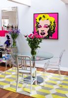 Salle à manger ouverte avec imprimé Marilyn Monroe de Warhol