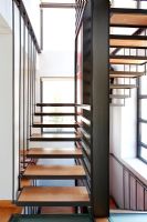 Escalier moderne en métal avec marches en bois