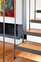 Escalier moderne en métal avec marches en bois