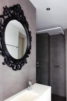 Lavabo de salle de bain rectangulaire et miroir noir orné