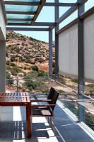 Balcon avec volets roulants semi-transparents, Grèce